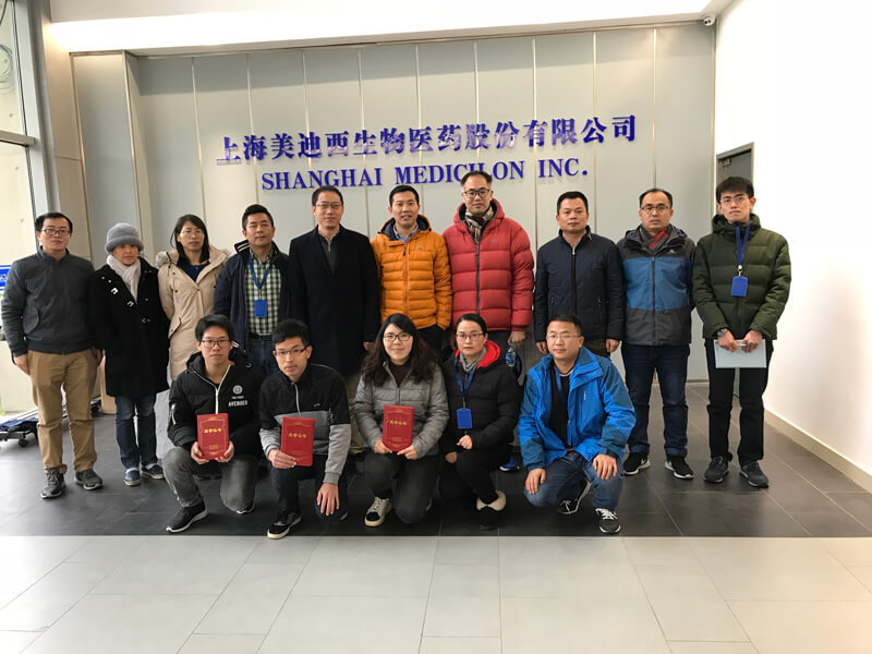 圖為與會(huì)人員美迪西南匯園區(qū)合影