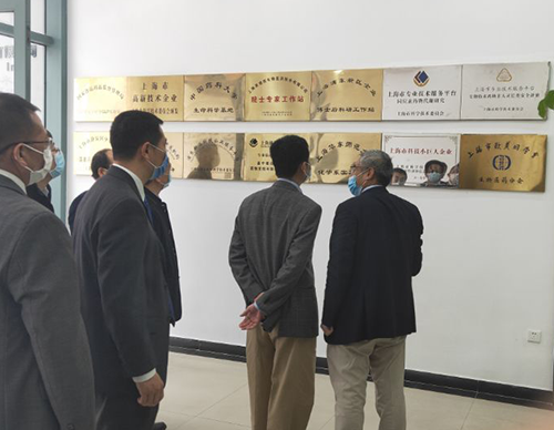 吳清副市長(zhǎng)一行聽(tīng)取了美迪西關(guān)于一站式綜合研發(fā)服務(wù)的技術(shù)實(shí)力介紹