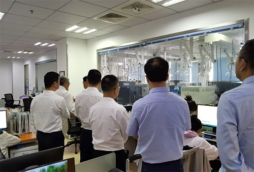 陳博士帶領楊副市長一行人參觀了美迪西規(guī)范化的先進實驗室，講解了藥物臨床前的研發(fā)和IND申報流程。