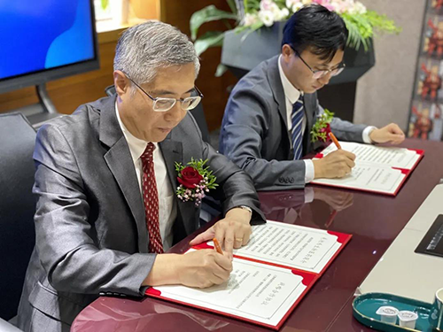 雙方簽訂戰(zhàn)略協(xié)議并合影留念