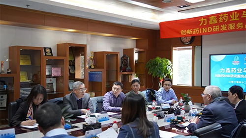美迪西創(chuàng)始人&CEO陳春麟博士、化學(xué)部與生物部高級副總裁任峰博士、藥代動力學(xué)與生物分析部副總裁辛保民博士、商務(wù)發(fā)展部副總裁蔡金娜博士等出席簽約儀式。