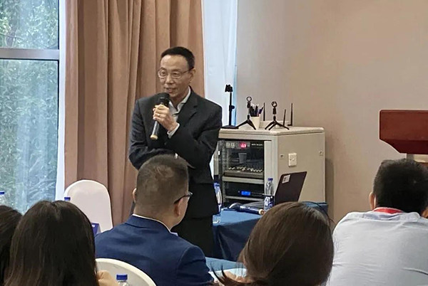 圖6-美迪西藥代動力學(xué)及生物分析部副總裁萬宏博士主持Panel討論會.png