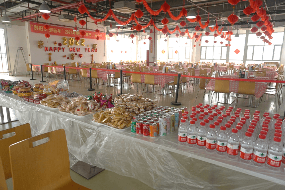 美迪西還為伙伴們準(zhǔn)備了水果、零食、飲料等